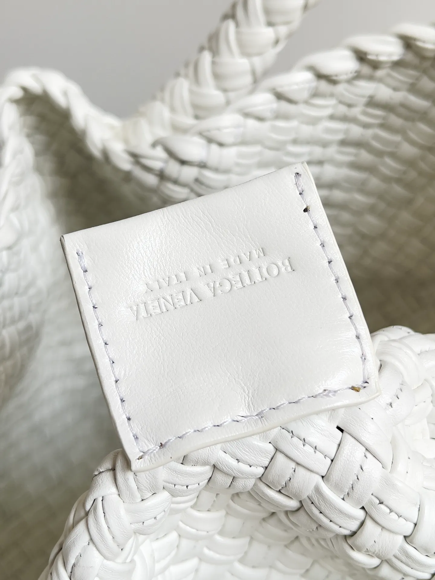 Batch 5760 BV collectible small woven handbags are really YYDS!! Bottega Veneta’s most classic small woven handbags are back! ! We use the highest quality leather with the highest craftsmanship❤️ to create the most expensive works. We have created the original Intrecciato leather weaving process❤️ This unique traditional exclusive leather weaving method has not only become our logo but also reflects the time-consuming and labor-intensive craftsmanship of our products❤️ The new TOSCA handbag must be a selection worth collecting🆕 Style number: 716974 Size: 27*9*18cm